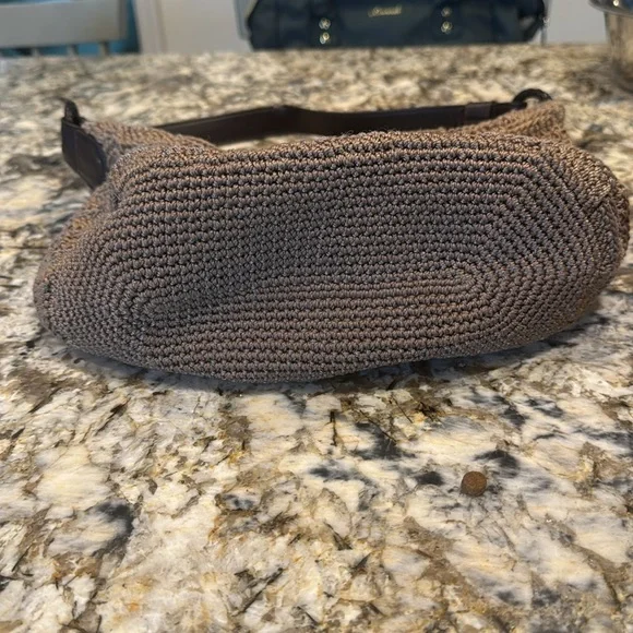 The Sak, heavy, crocheted shoulder purse with leather strap. - Picture 4 of 6